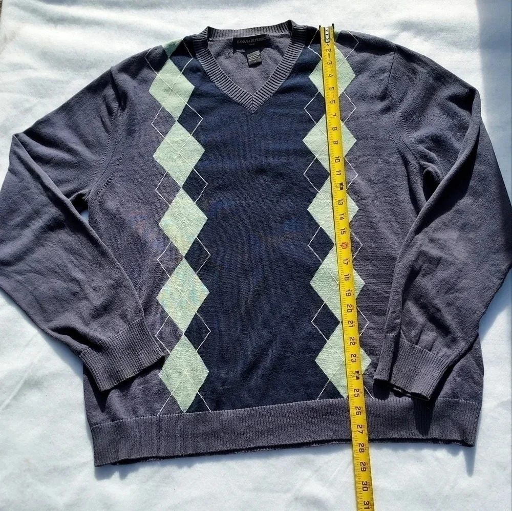 Bannana Republic Mens XL/V-Neck Sweater Gray With Green Diamond Shaped Designs. - Picture 7 of 9